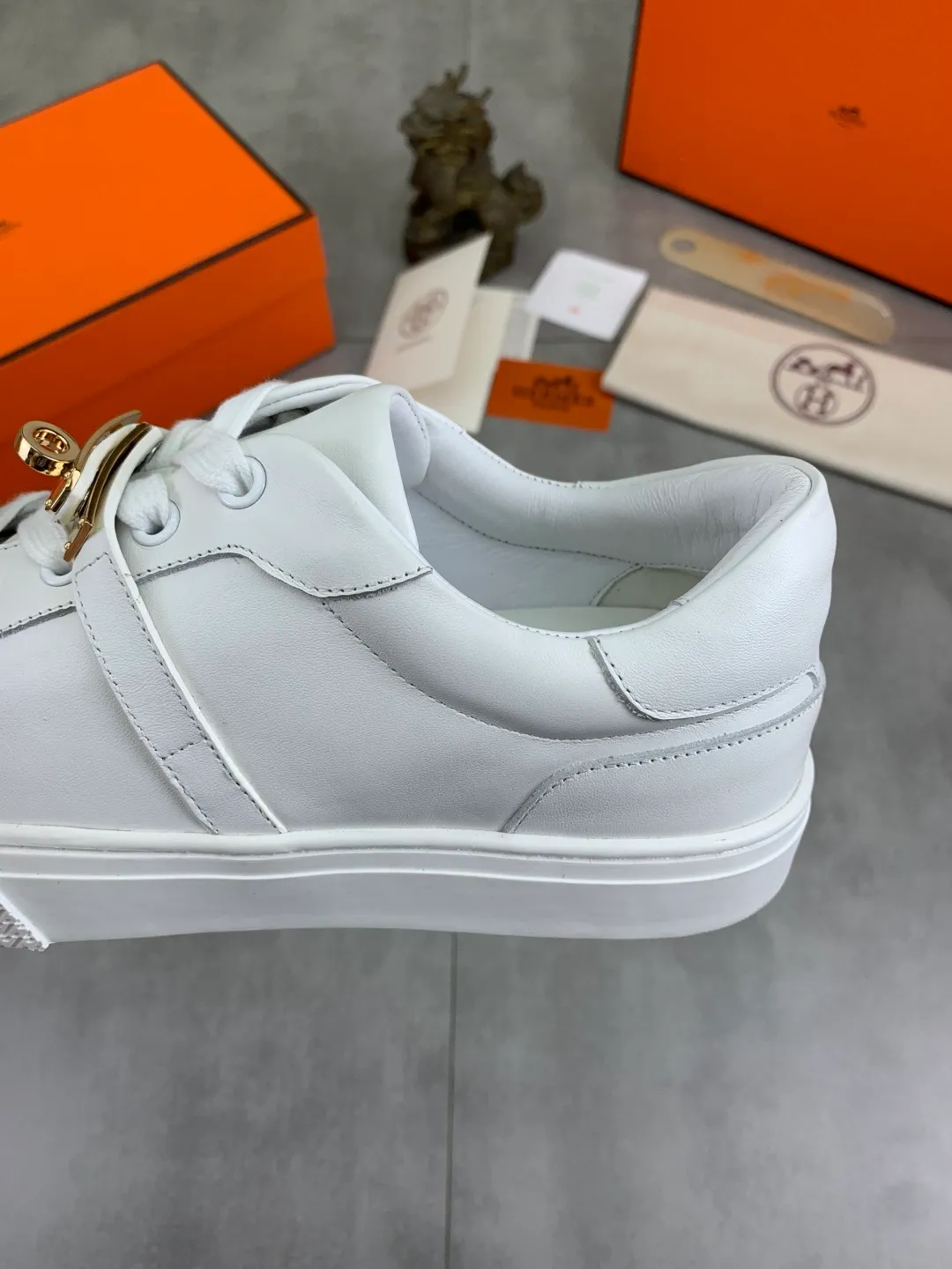 Men's men's shoes 💰P640 New Hermes top version Hermès classic couple style #𝐊𝐞𝐥𝐥𝐲 buckle casual white shoes skateboard shoes that will not conflict with shoes at all. Full of unknowns, Hermès rarely produces flat casual shoes and they are paired with classic palladium-plated Kelly shoe buckles! You'll fall in love with it at first sight. It's super versatile and can be worn with any skirt or pants. 🉑️Close your eyes and wear it. It's super noble. Fabric: Specific cowhide/canvas material. Lining: Sheepskin lining. Outsole: Original molded TPU outsole. Size: 35-45.